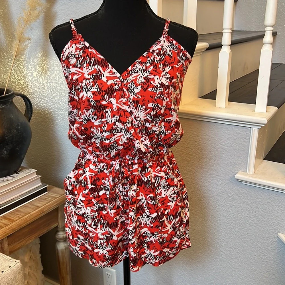 Banana Republic Shorts Romper Faux Wrap Red and Black Floral - Picture 2 of 9